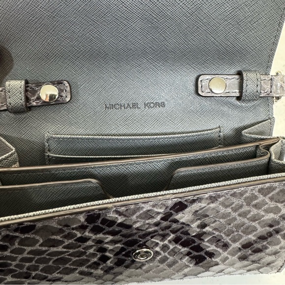 Michael Kors EUC Snake Print Gray Leather Phone Crossbody Purse Wallet Chain - Picture 6 of 10